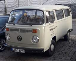 Volkswagen T2b   Stand im Juli 2018 auf einen öffentlichen Parkplatz in Detmold