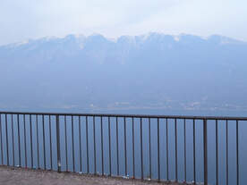 Hoch über dem Gardasee ein Zaun mit Liebesschlössern.