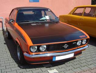 Opel Manta A GT/E im Farbton ziegelrot, produziert in den Jahren 1974 und 1975 Das Manta A Coupe wurde bereits 1970 auf der Basis des Ascona auf den Markt gebracht.