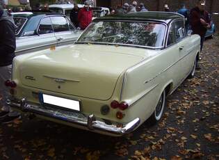 Heckansicht eines Opel Rekord P2 Coupe aus dem Jahr 1961.
