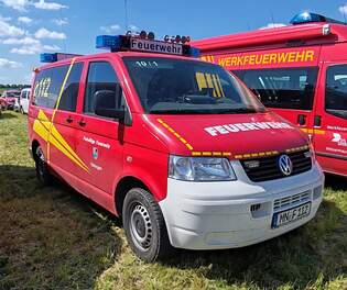 =VW T5 als Kommandowagen der Feuerwehr ETTRINGEN, gesehen abgestellt auf dem Parkplatz der 2025er Rettmobil in Fulda