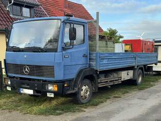 Mercedes 811 mit Pritschenaufbau in Quetzin am 17.10.2025