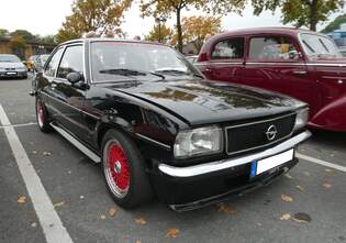 Opel Ascona B in der Karosserieversion zweitrige Limousine.