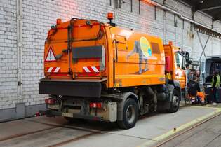 VGF Mercedes Benz Atego 1524 ZWEIWEG/Faun Rillensaugerfahrzeug fr die Schienen von Straen- und Stadtbahn am 21.09.25 beim Tag der Schiene in Frankfurt am Main.