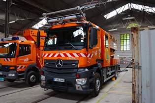 Nagelneuer VGF Mercedes Benz Actros 1843 Turmdrehwagen mit Hilton Kommunal Zweiwegeaufbau am 21.09.25 beim Tag der Schiene in Frankfurt am Main.