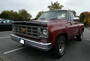 Chevrolet C10 Stepside Truck im Farbton carmine red aus dem Jahr 1980.