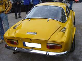Heckansicht eines Alpine Renault A110 1300 Berlinette aus dem Jahr 1969.