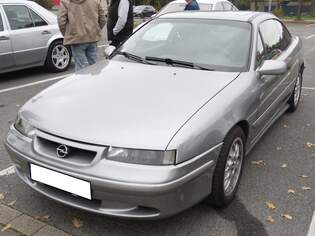 Opel Calibra im Farbton astrosilber.