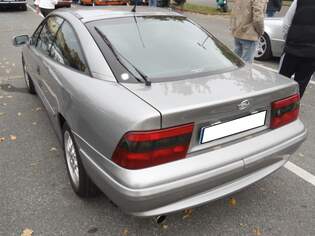 Heckansicht eines Opel Calibra im Farbton astrosilber.