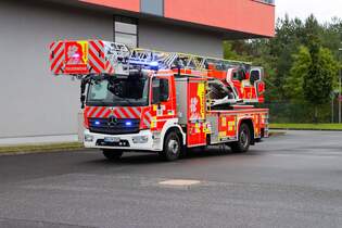 Berufsfeuerwehr Hanau Mercedes Benz Atego 1629 Magirus DLK 23/12 (Florian Hanau 1-30-1) am 04.10.25 bei einen Fototermin.