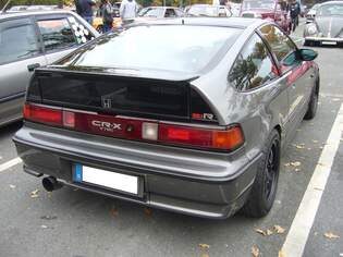 Heckansicht eines Honda CRX VTEC im Farbton pewster grey.