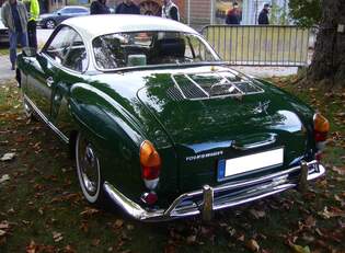 Heckansicht eines VW Typ 14 Karmann-Ghia Coupe aus dem Jahr 1971.