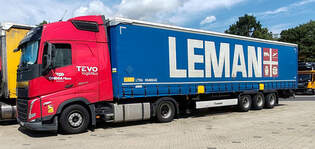 =Volvo FH-Sattelzug von TEVO-Logistica mit einem Sattelauflieger der dnischen Spedition LEMAN rastet im Juli 2025 an der A 7