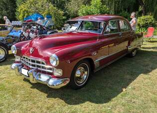 Cadillac Series 62 fourdoor Sedan des Modelljahres 1948 im Farbton madeira maroon.