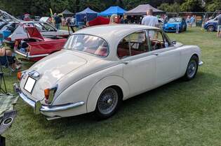 Profilansicht eines Daimler V8 250 aus dem Jahr 1968.