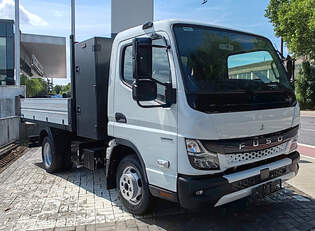 =Mitsubishi Fuso Canter steht bei einem Fahrzeughndler in Fulda, 08-2025