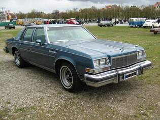 Buick LeSabre (1977), aufgenommen April 2012 beim Oldtimertreffen auf Theresienwiese in Mnchen