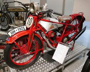 APC, steht fr Alfred Propp Coburg, Baujahr 1925, 500ccm, 4-Takt, 9 PS, Vmax.100 Km/h, einzig erhaltenes Modell, A.Propp baute insgesamt nur ca.20 Maschinen, Fahrzeugmuseum Suhl, April 2025