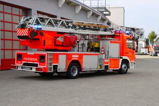 Feuerwehr Langenselbold Mercedes Benz Atego 1529 Magirus DLA(K) (Florian Langenselbold 1-30-1) am 19.10.25 bei einen Fototermin.