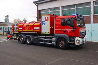 Feuerwehr Maintal MAN TGS WLF (Florian Maintal 1-66-1) bei einer Jugendfeuerwehr Grobung am 25.10.25 in Erlensee an der Georg Bchner Schule