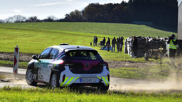 Nr.32 Opel Corsa, Fahrer: GROS, Heiko /GÖLLER, Sabrina, legen einen unbeabsichtigten Dreher hin,ADAC Rallye Köln-Ahrweiler am 8.11.2025, bei Rodder in der Eifel