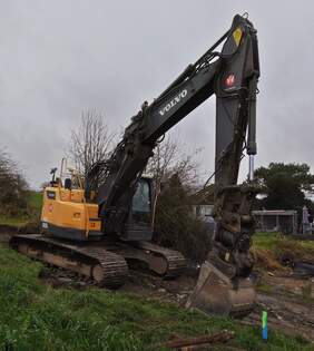Volvo Raupenbagger, von Beton Weber, beim Ausheben eines Grabens fr eine neie Wasserleitung.