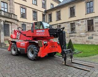 =Manitou-Teleskoplader steht am Fuldaer Stadtschlo bereit fr die Weihnachtsbaumaufstellung, 11-2025