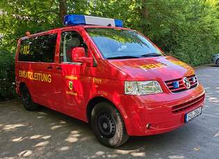 =VW T5 als Einsatzleitfahrzeug der Feuerwehr BURGHAUN steht in Hnfeld anl.