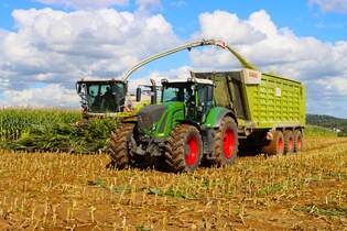 LU Norbert Mser Claas Jaguar 970 mit Fendt Vario 933 Abfahrer in der Wetterau im Oktober 2025