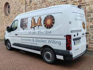 =Renault Master von Turmuhren & Glocken-WILLING steht zur Glockeneinbau im Petersberg-Marbach, 10-2025