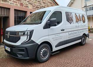 =Renault Master von Turmuhren & Glocken-WILLING steht zur Glockeneinbau im Petersberg-Marbach, 10-2025