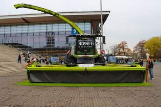 Claas Jaguar 1200 mit 8400 Direct Disc am 14.11.25 auf der Agritechnica in Hannover Messe