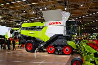 Claas Lexion 8800 Mhdrescher mit Convio 1530 Mhwerk am 14.11.25 auf der Agritechnica in Hannover Messe