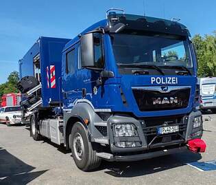 =MAN als Halbgruppen-Gertekraftwagen des technischen Einsatzdienstes der BUNDESPOLIZEI, gesehen auf dem Ausstellungsgelnde anl.
