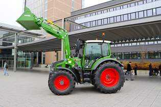 Fendt Vario 516 mit Cargo 4 Frontlader am 14.11.25 auf der Agritechnica in Hannover Messe