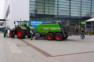 Fendt Vario 728 mit Fendt 1290 XD Eckballenpresse am 14.11.25 auf der Agritechnica in Hannover Messe