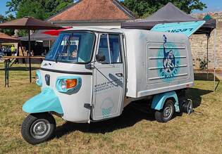 =APE als Eismobil vom Eiscafe Bonifatius, gesehen bei der Oldtimerausstellung bei Schloss Fasanerie gefunden, 06-2025