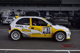 #61 Opel Corsa B, Fahrer: GASSEN, René & MÜLLER-DECK, Hans, im Fahrerlager auf dem Nürburgring am 8.11.2025 Rallye Köln Ahrweiler
