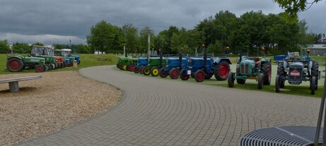 Nach der Rundfahrt beim Oldtimertreff in Wincrange, stehen die Traktoren zum besichtigen aufgereiht.