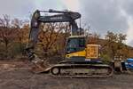 VOLVO ECR 235 DL; der Raupenbagger, stand nahe einer Baustelle abgestellt.