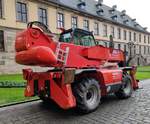 =Manitou-Teleskoplader steht am Fuldaer Stadtschlo bereit fr die Aufstellung des Weihnachtsbaumes, 11-2025