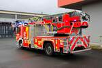 Berufsfeuerwehr Hanau Mercedes Benz Atego 1629 Magirus DLK 23/12 (Florian Hanau 1-30-1) am 04.10.25 bei einen Fototermin.