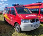 =VW T5 als Kommandowagen der Feuerwehr ETTRINGEN, gesehen abgestellt auf dem Parkplatz der 2025er Rettmobil in Fulda
