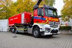 Neues Feuerwehr Bad Vilbel Mercedes Benz Arocs 2542 WLF Kran mit AB-Sonderlschmittel (Florian Bad Vilbel 1-67-1) am 03.10.25 beim Tag der offenen Tr