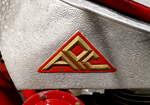 APC, Tankemblem an einem Oldtimermotorad von 1925, der Firma Alfred Propp Coburg, April 2025