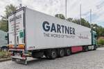 =Sattelauflieger der Spedition GARTNER, gesehen auf einer Rastanlage an der A 7 im Juli 2025