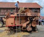 =Whrle-Dreschmaschine in Aktion weckt das Interesse der Besucher beim Ortsjubilum 1000 Jahre Groenbach im Juni 2025