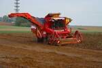 Schelmenhuser Hof Grimme Tectron 410 Kartoffelroder beim Ernten am einen Sonntag Morgen bei Maintal