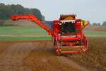 Schelmenhuser Hof Grimme Tectron 410 Kartoffelroder beim Ernten am einen Sonntag Morgen bei Maintal