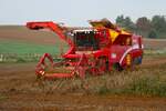 Schelmenhuser Hof Grimme Tectron 410 Kartoffelroder beim Ernten am einen Sonntag Morgen bei Maintal